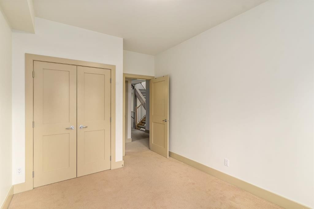 2134 30 Avenue Sw, Calgary, AB - Indoor Photo Showing Other Room