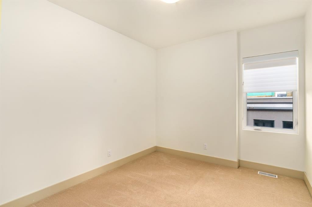 2134 30 Avenue Sw, Calgary, AB - Indoor Photo Showing Other Room