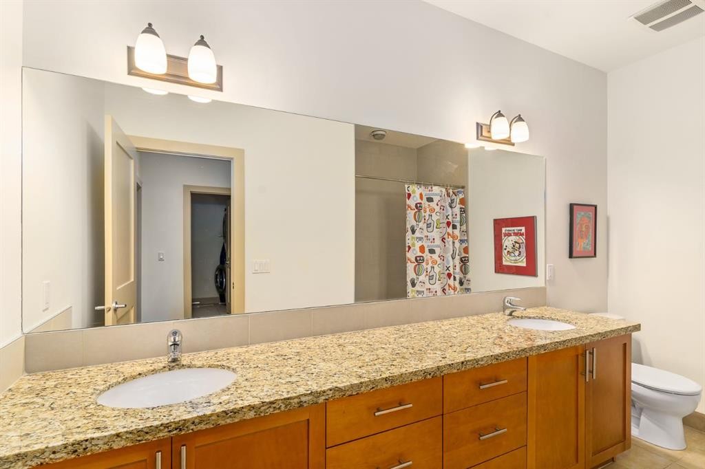 2134 30 Avenue Sw, Calgary, AB - Indoor Photo Showing Bathroom