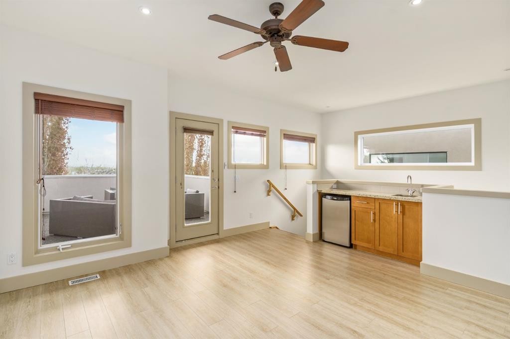 2134 30 Avenue Sw, Calgary, AB - Indoor Photo Showing Kitchen