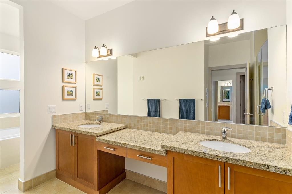 2134 30 Avenue Sw, Calgary, AB - Indoor Photo Showing Bathroom