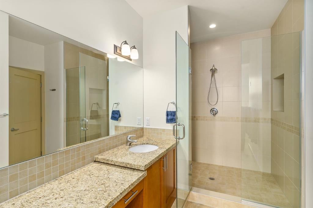 2134 30 Avenue Sw, Calgary, AB - Indoor Photo Showing Bathroom