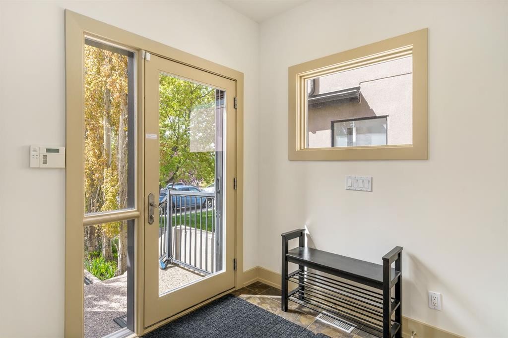 2134 30 Avenue Sw, Calgary, AB - Indoor Photo Showing Other Room