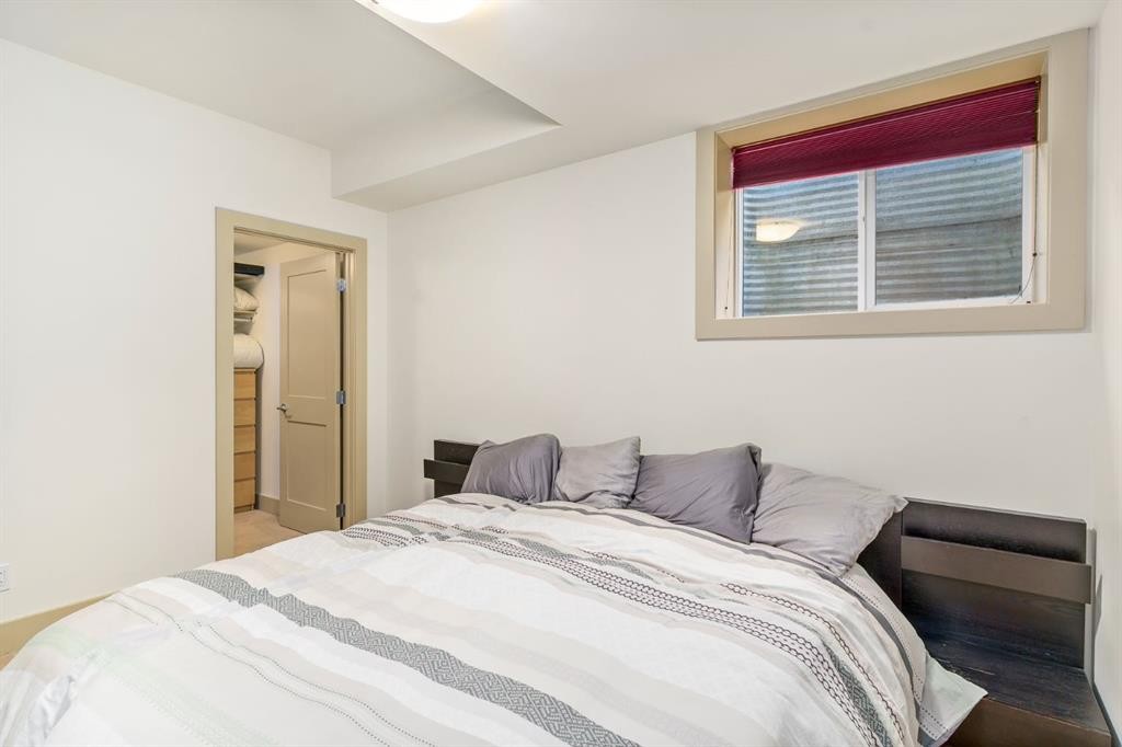2134 30 Avenue Sw, Calgary, AB - Indoor Photo Showing Bedroom