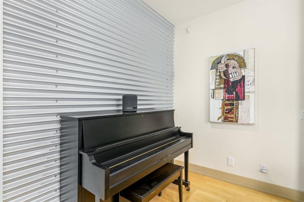 2134 30 Avenue Sw, Calgary, AB - Indoor Photo Showing Other Room