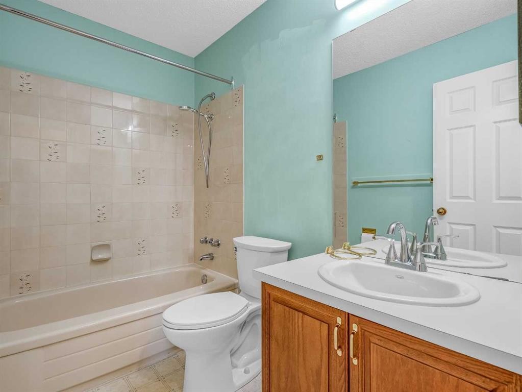 76 Wood Valley Rise Sw, Calgary, AB - Indoor Photo Showing Bathroom