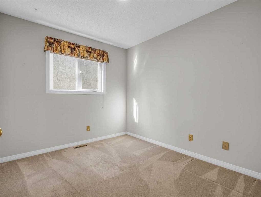 76 Wood Valley Rise Sw, Calgary, AB - Indoor Photo Showing Other Room