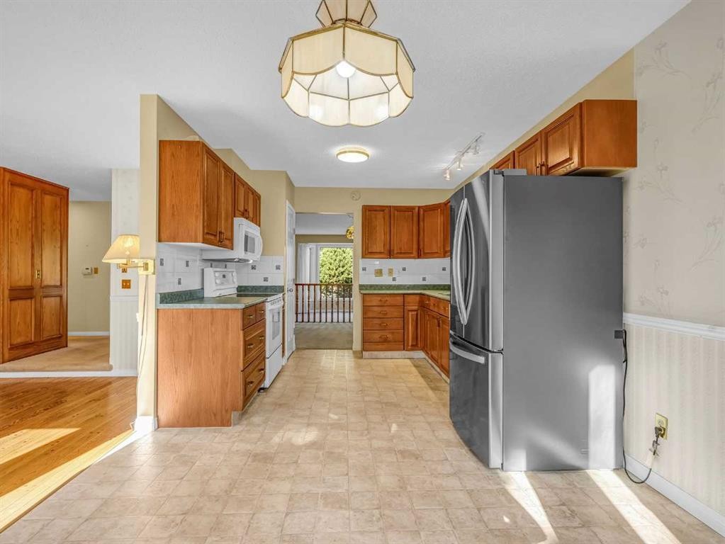 76 Wood Valley Rise Sw, Calgary, AB - Indoor Photo Showing Kitchen