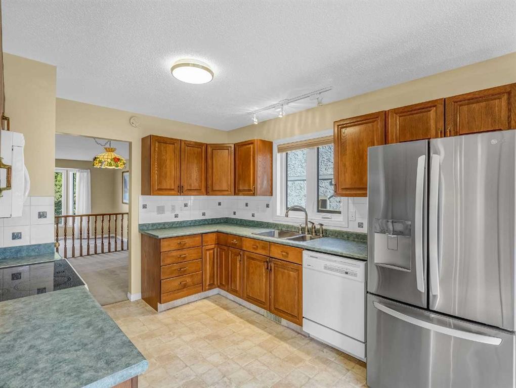 76 Wood Valley Rise Sw, Calgary, AB - Indoor Photo Showing Kitchen With Double Sink