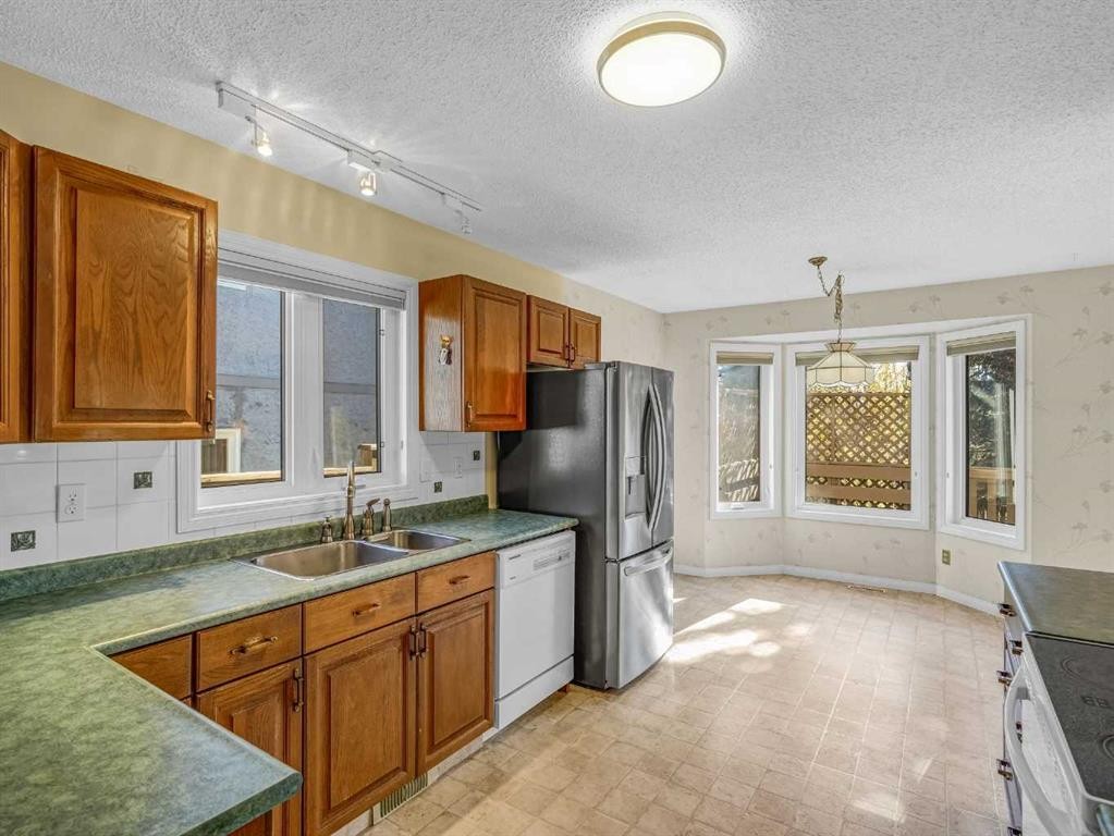 76 Wood Valley Rise Sw, Calgary, AB - Indoor Photo Showing Kitchen With Double Sink