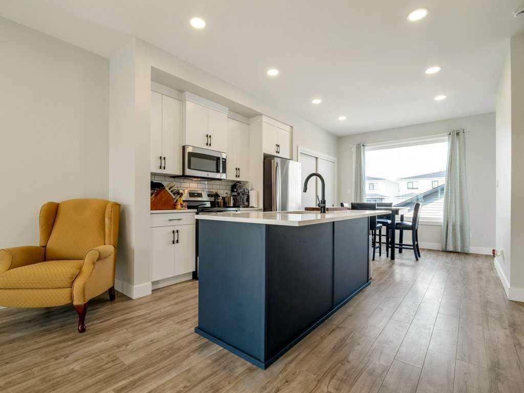 1143 Coalbrook Place West, Lethbridge, AB - Indoor Photo Showing Kitchen With Upgraded Kitchen