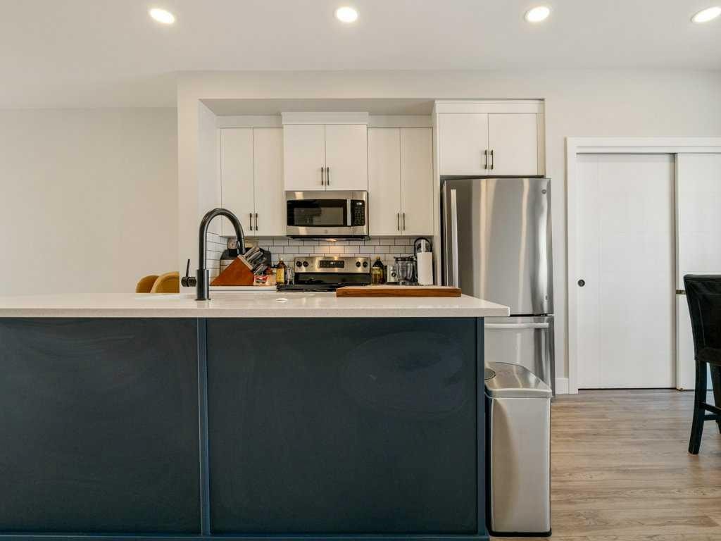 1143 Coalbrook Place West, Lethbridge, AB - Indoor Photo Showing Kitchen With Upgraded Kitchen