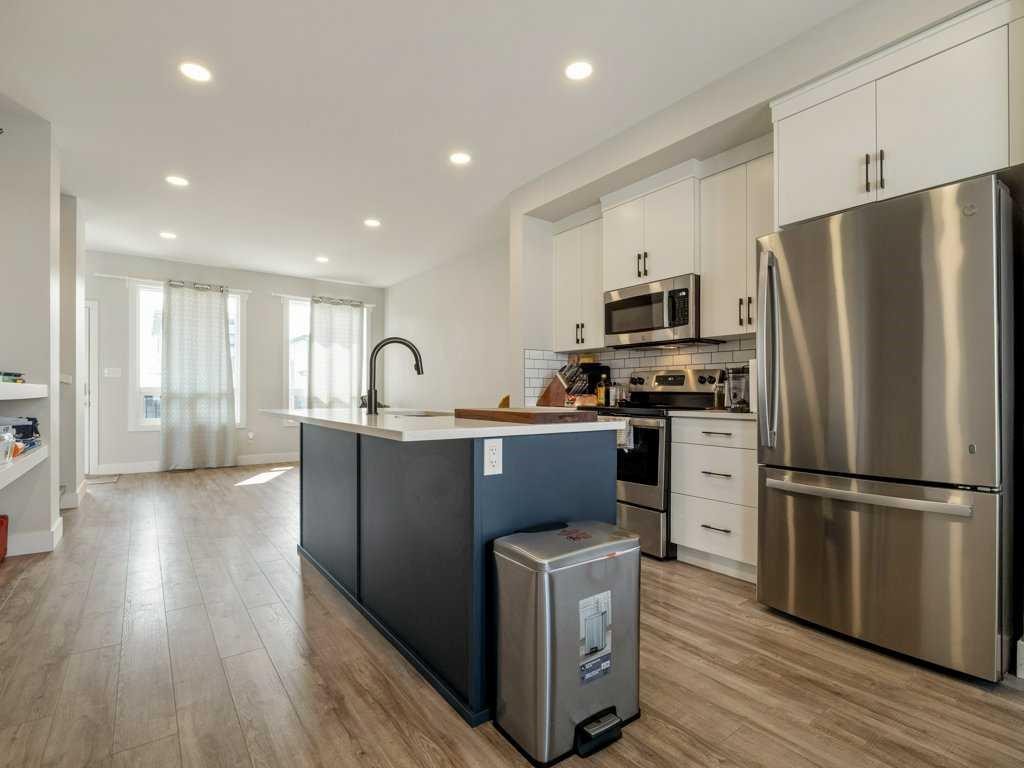 1143 Coalbrook Place West, Lethbridge, AB - Indoor Photo Showing Kitchen With Upgraded Kitchen