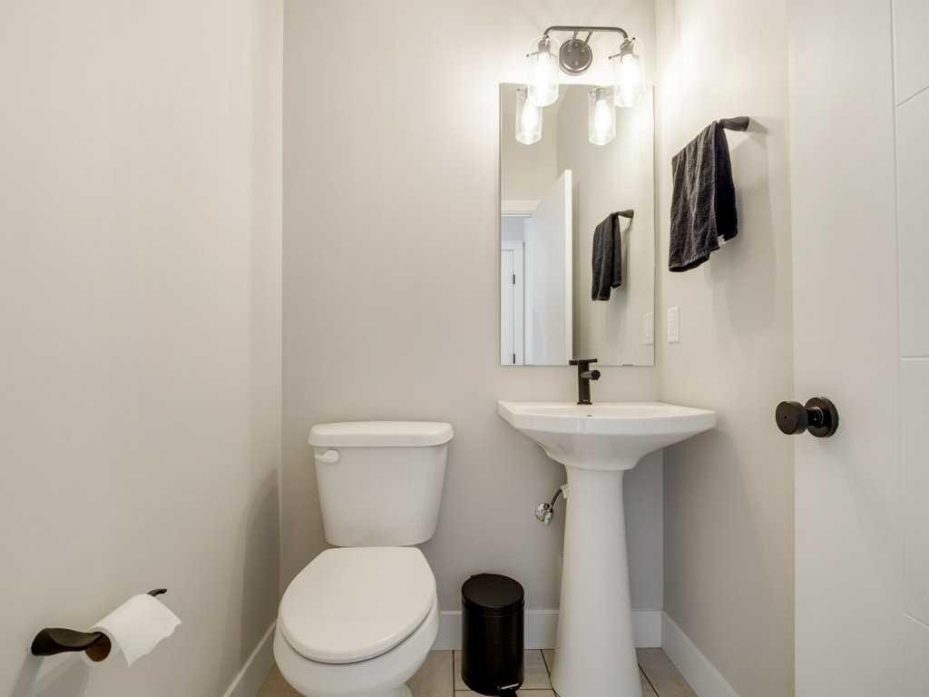 1143 Coalbrook Place West, Lethbridge, AB - Indoor Photo Showing Bathroom