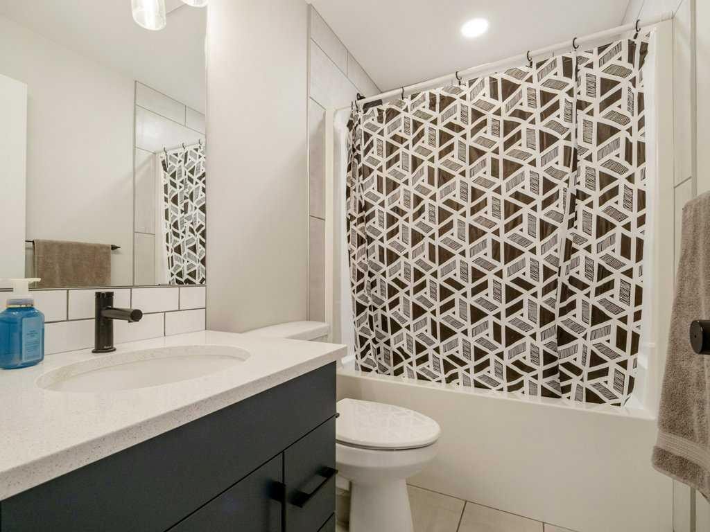 1143 Coalbrook Place West, Lethbridge, AB - Indoor Photo Showing Bathroom