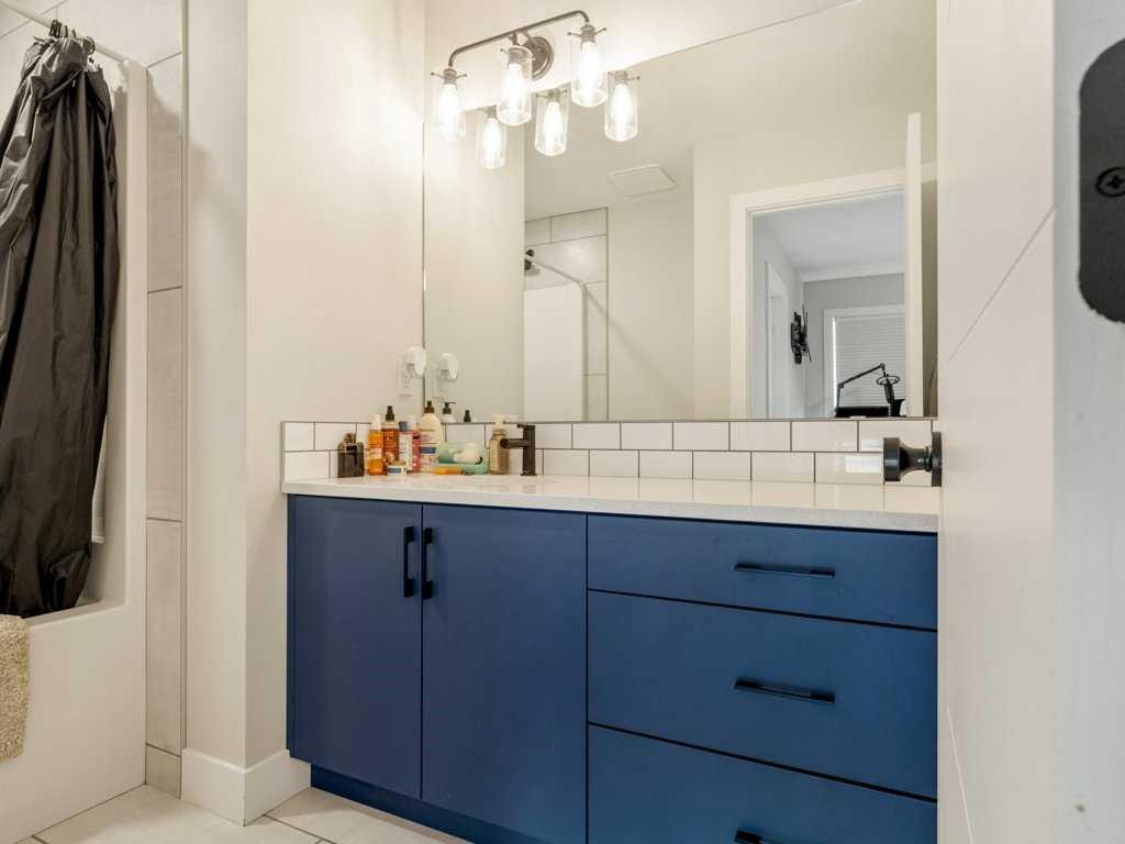 1143 Coalbrook Place West, Lethbridge, AB - Indoor Photo Showing Bathroom