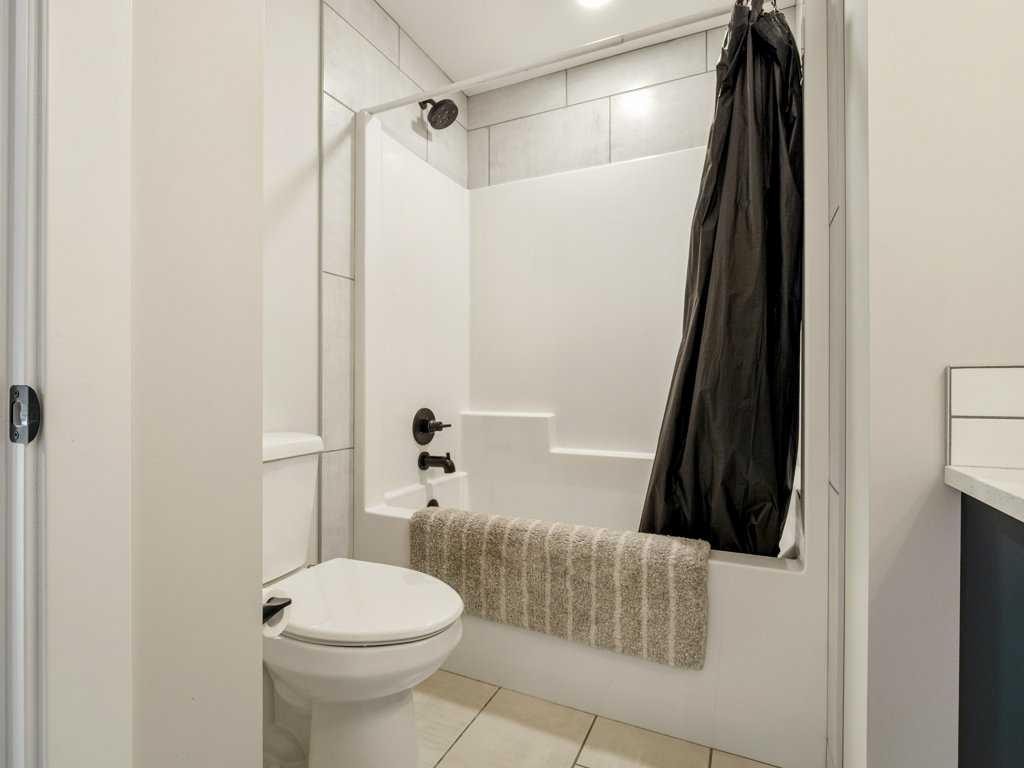 1143 Coalbrook Place West, Lethbridge, AB - Indoor Photo Showing Bathroom