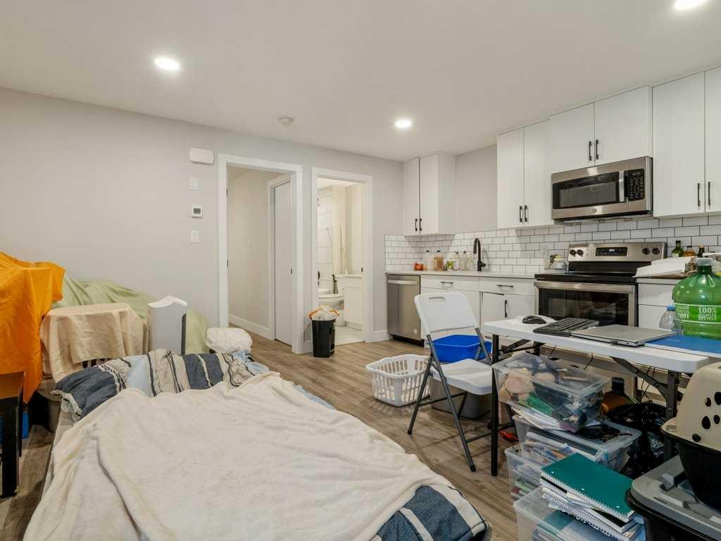 1143 Coalbrook Place West, Lethbridge, AB - Indoor Photo Showing Kitchen