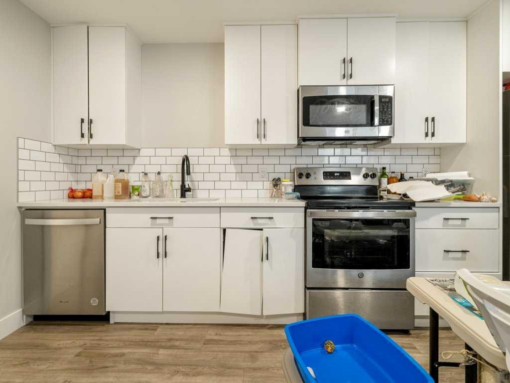 1143 Coalbrook Place West, Lethbridge, AB - Indoor Photo Showing Kitchen With Upgraded Kitchen