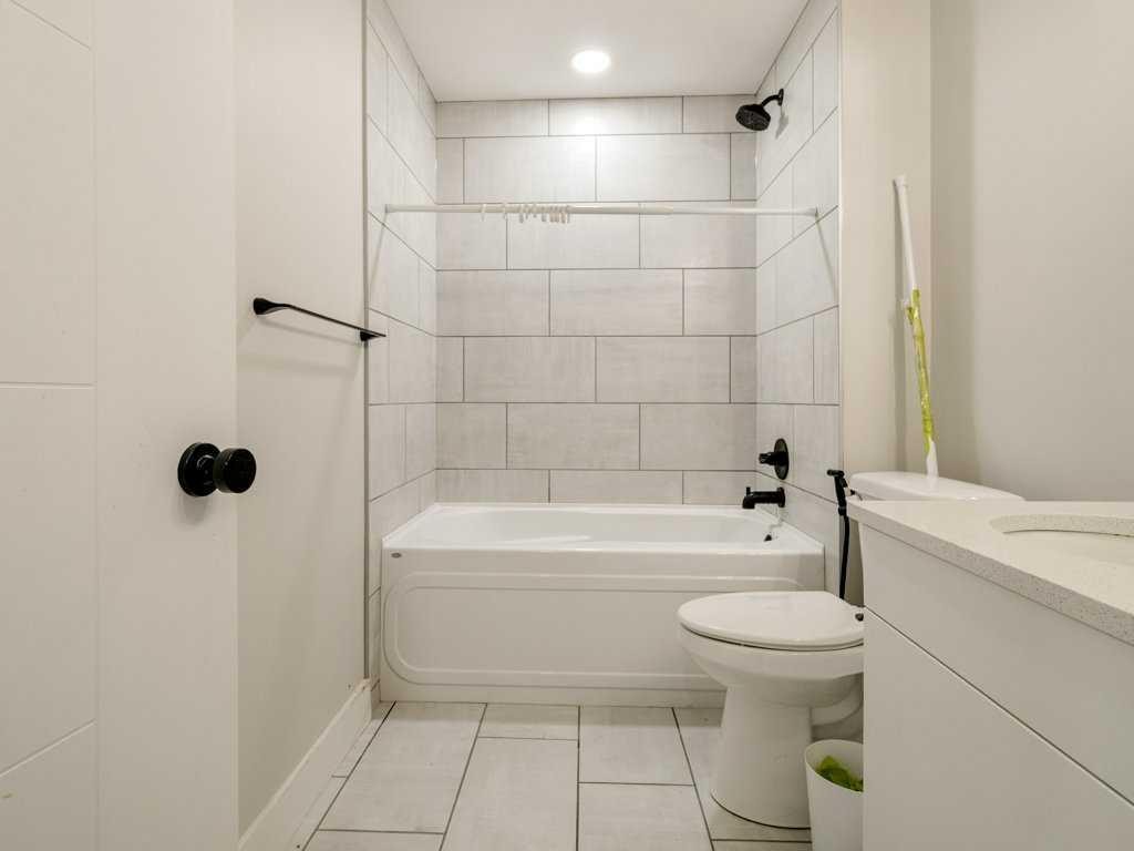 1143 Coalbrook Place West, Lethbridge, AB - Indoor Photo Showing Bathroom