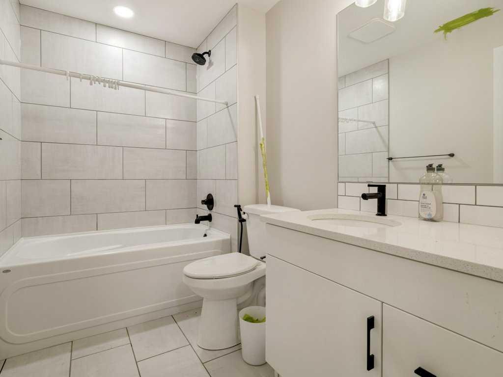 1143 Coalbrook Place West, Lethbridge, AB - Indoor Photo Showing Bathroom
