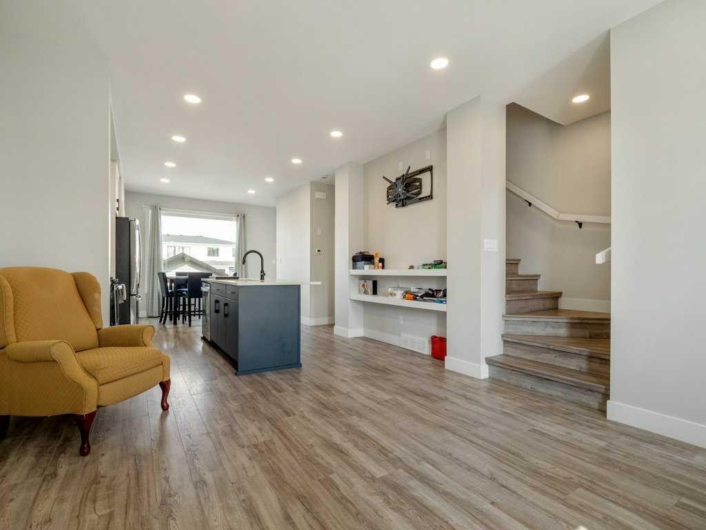 1143 Coalbrook Place West, Lethbridge, AB - Indoor Photo Showing Living Room