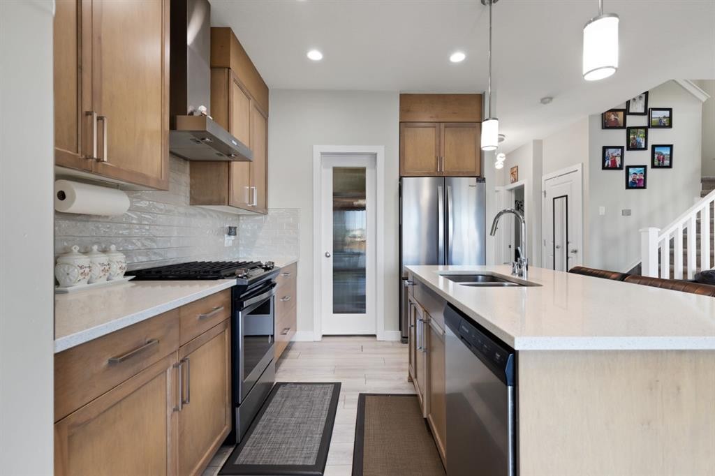 32 Cornerbrook Common Ne, Calgary, AB - Indoor Photo Showing Kitchen With Double Sink With Upgraded Kitchen