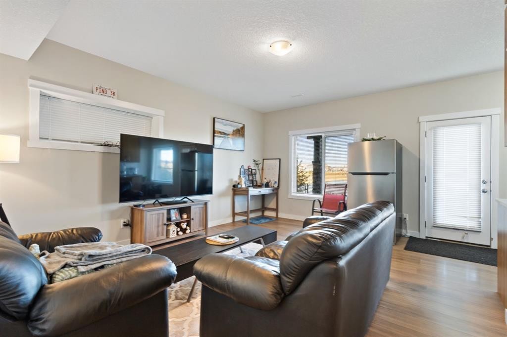 32 Cornerbrook Common Ne, Calgary, AB - Indoor Photo Showing Living Room