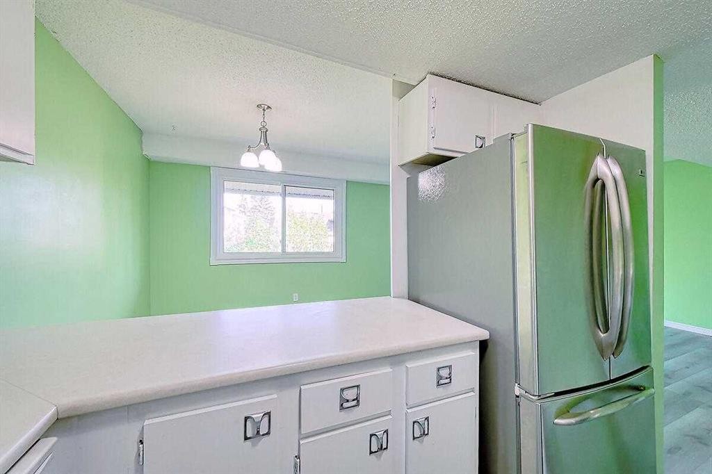 206-2200 Woodview Drive Sw, Calgary, AB - Indoor Photo Showing Kitchen