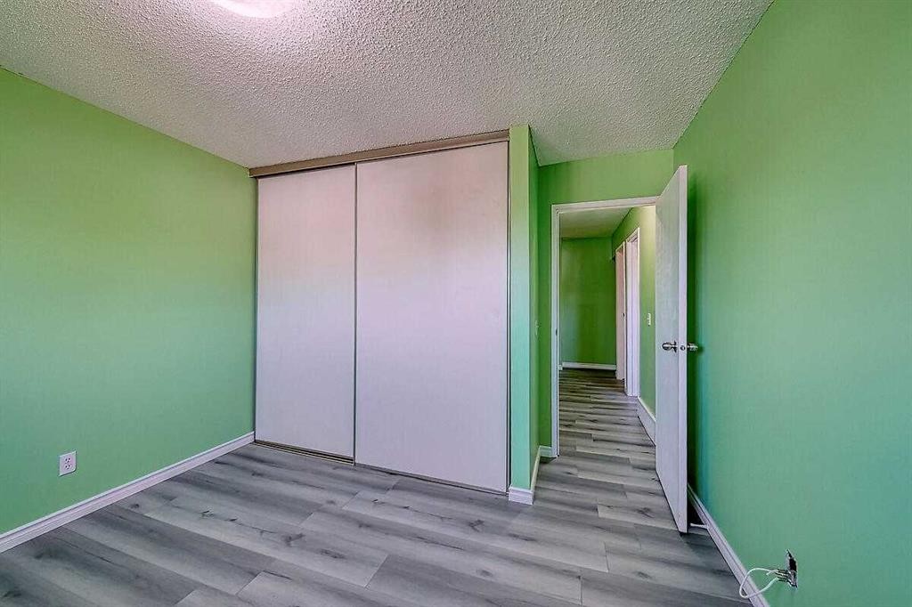 206-2200 Woodview Drive Sw, Calgary, AB - Indoor