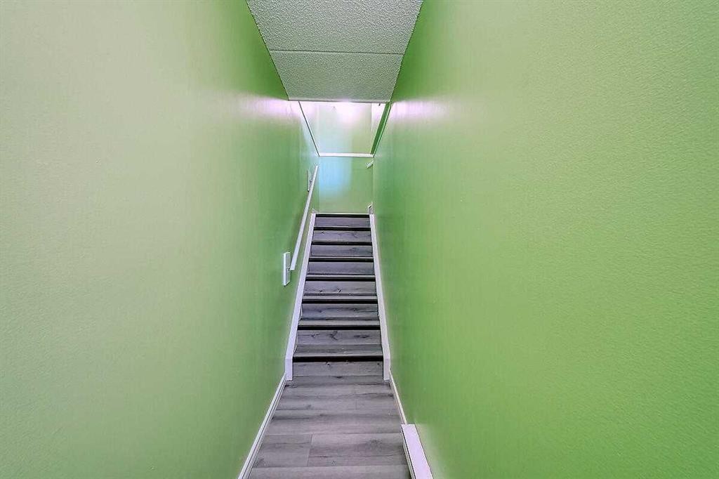 206-2200 Woodview Drive Sw, Calgary, AB - Indoor Photo Showing Other Room