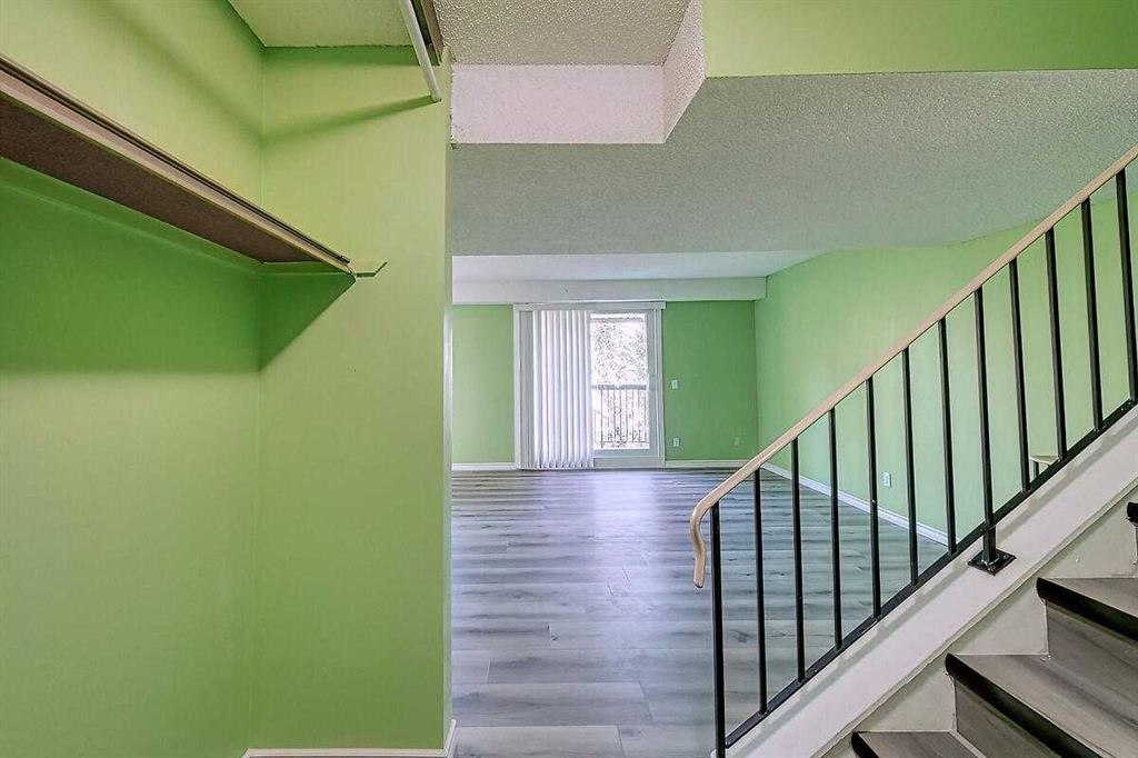 206-2200 Woodview Drive Sw, Calgary, AB - Indoor Photo Showing Other Room