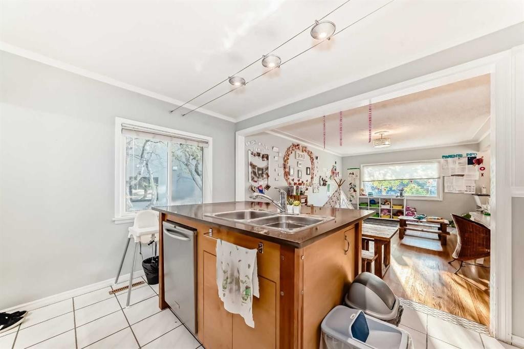 820 9A Street Ne, Calgary, AB - Indoor Photo Showing Kitchen With Double Sink