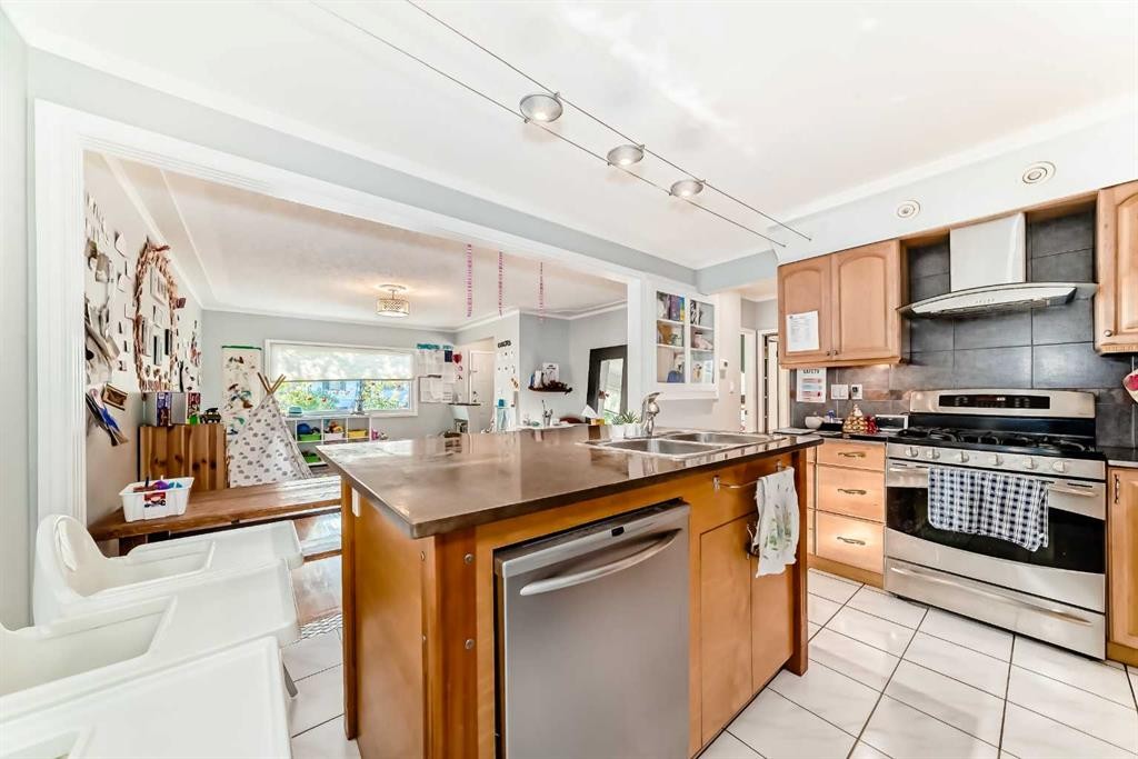 820 9A Street Ne, Calgary, AB - Indoor Photo Showing Kitchen With Double Sink