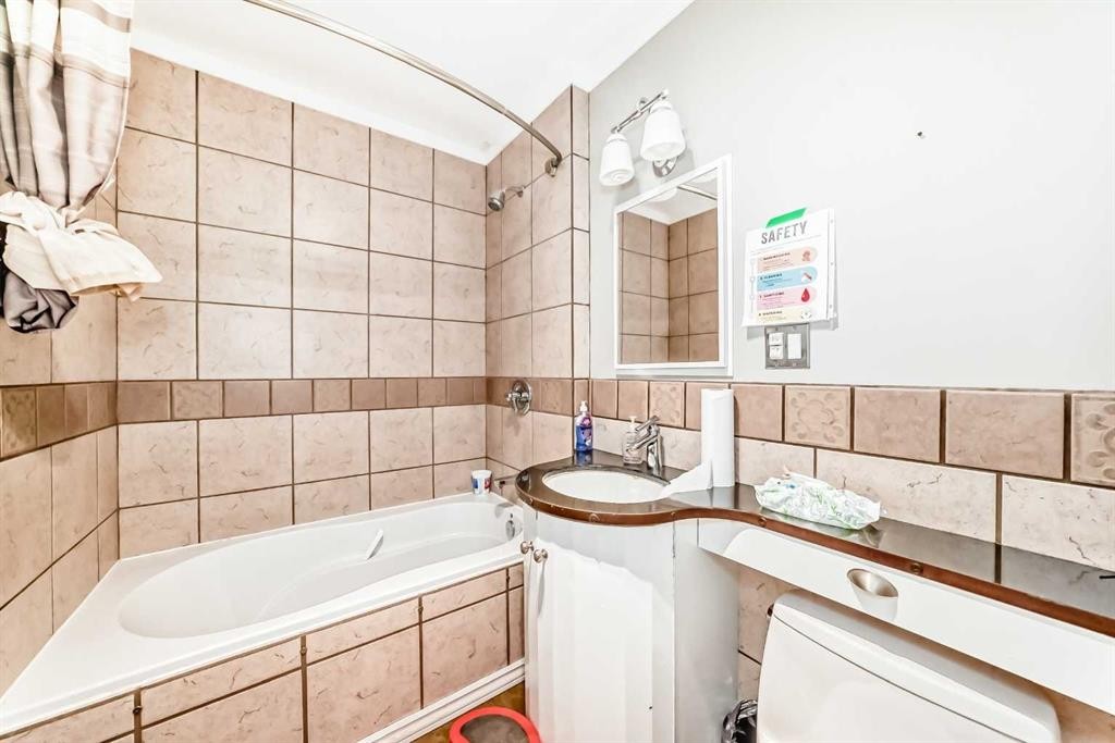 820 9A Street Ne, Calgary, AB - Indoor Photo Showing Bathroom