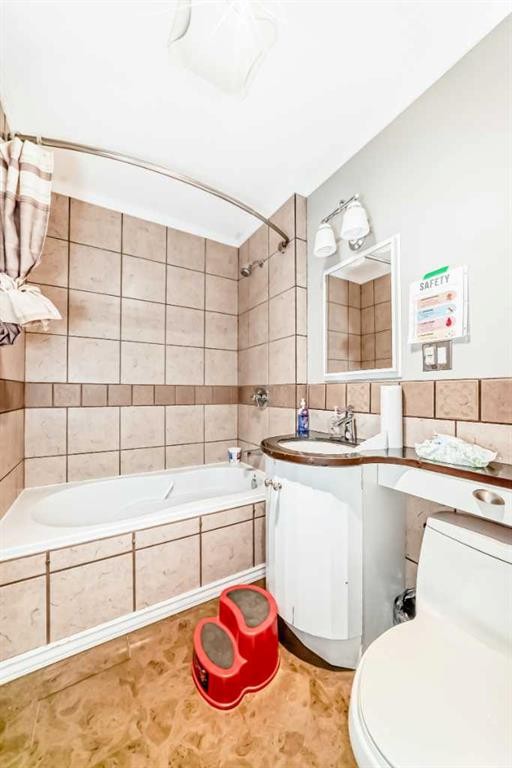 820 9A Street Ne, Calgary, AB - Indoor Photo Showing Bathroom