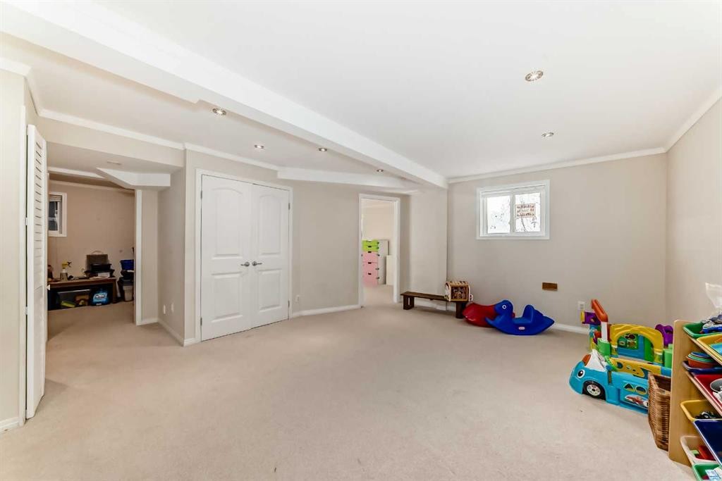 820 9A Street Ne, Calgary, AB - Indoor Photo Showing Other Room