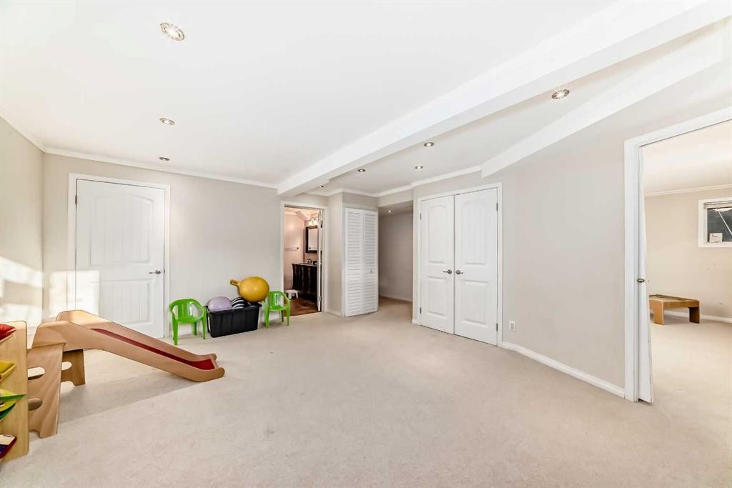 820 9A Street Ne, Calgary, AB - Indoor Photo Showing Other Room