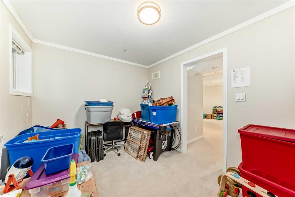 820 9A Street Ne, Calgary, AB - Indoor Photo Showing Other Room
