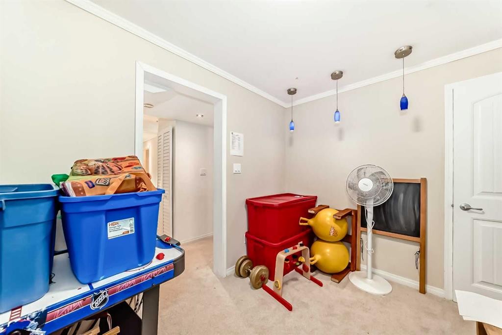 820 9A Street Ne, Calgary, AB - Indoor Photo Showing Other Room