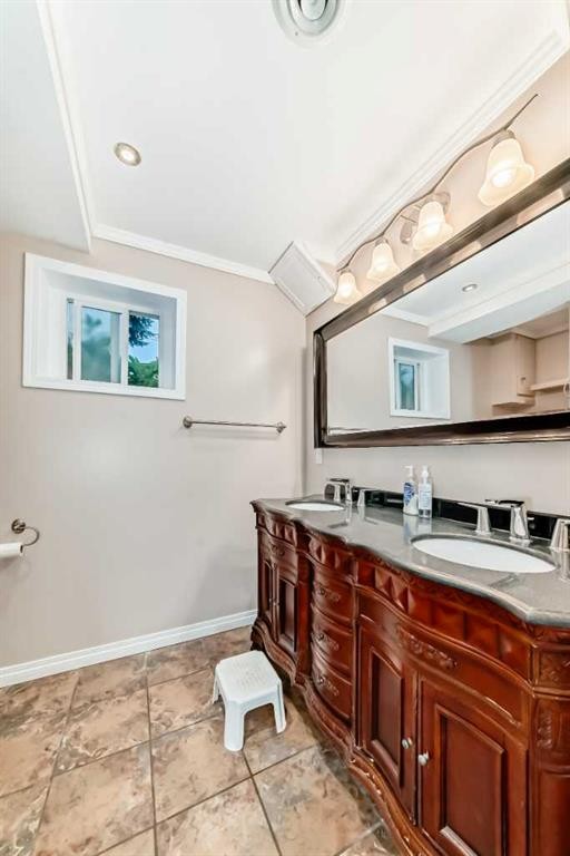 820 9A Street Ne, Calgary, AB - Indoor Photo Showing Bathroom