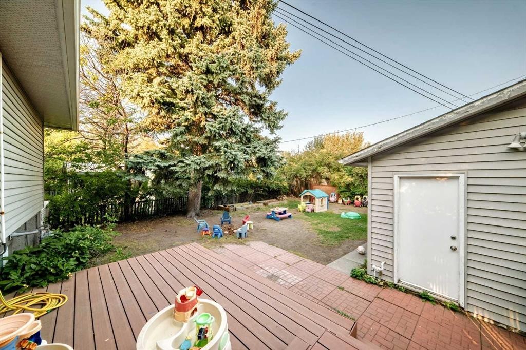 820 9A Street Ne, Calgary, AB - Outdoor With Deck Patio Veranda With Exterior