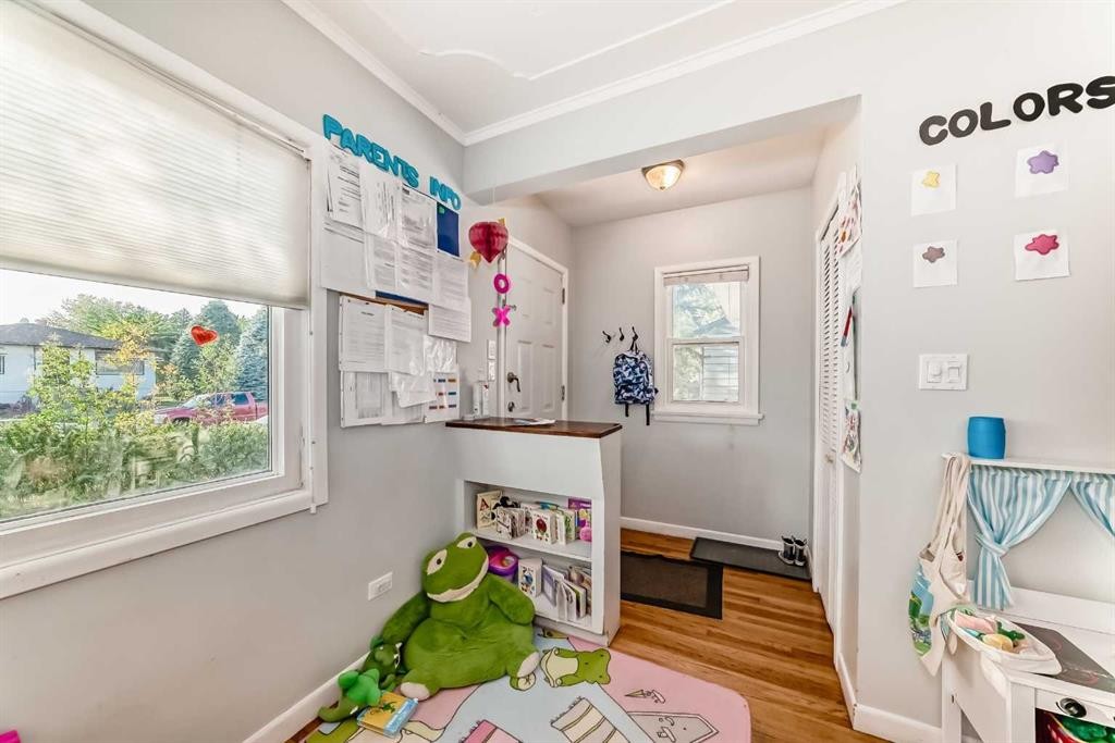 820 9A Street Ne, Calgary, AB - Indoor Photo Showing Other Room