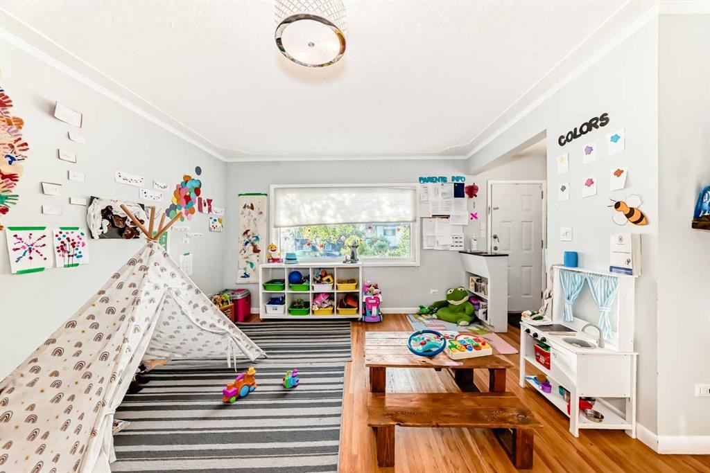 820 9A Street Ne, Calgary, AB - Indoor Photo Showing Other Room