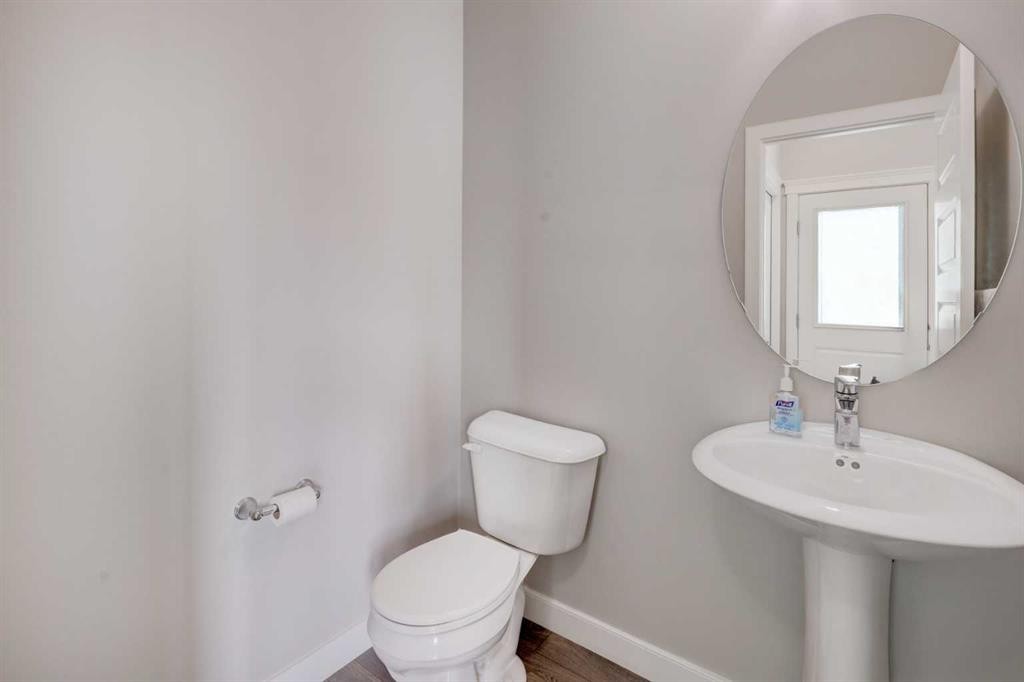 52 Red Embers Manor Ne, Calgary, AB - Indoor Photo Showing Bathroom