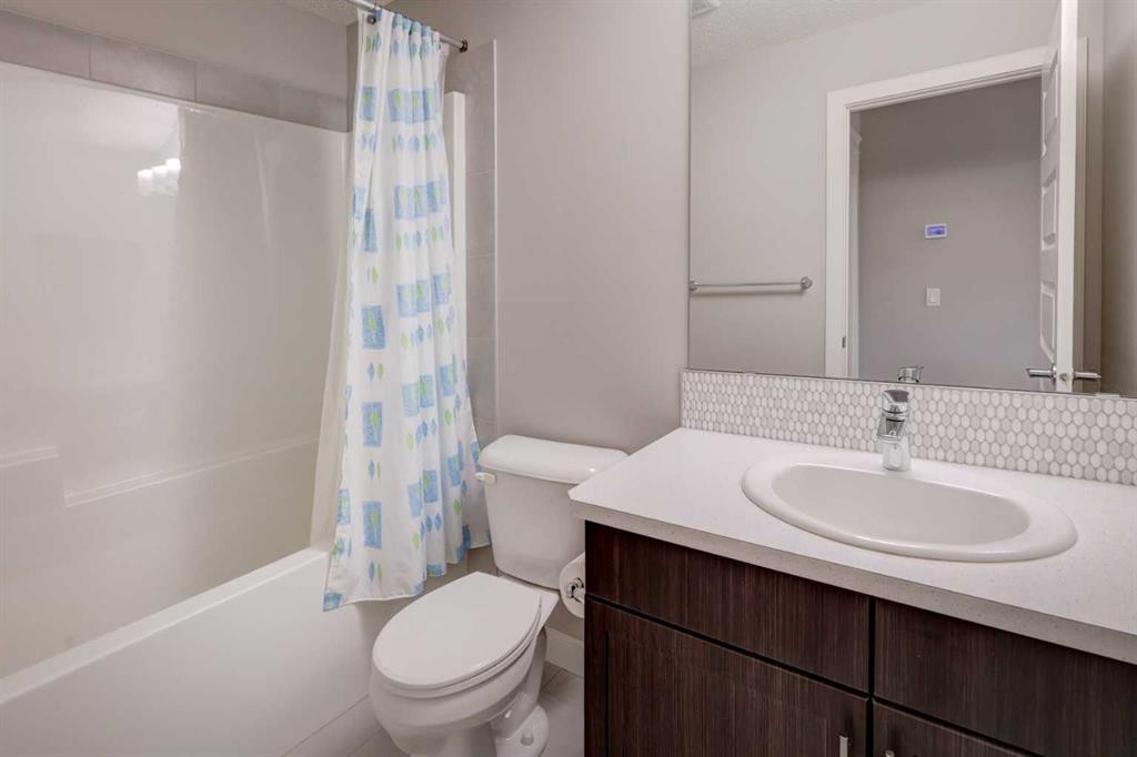 52 Red Embers Manor Ne, Calgary, AB - Indoor Photo Showing Bathroom
