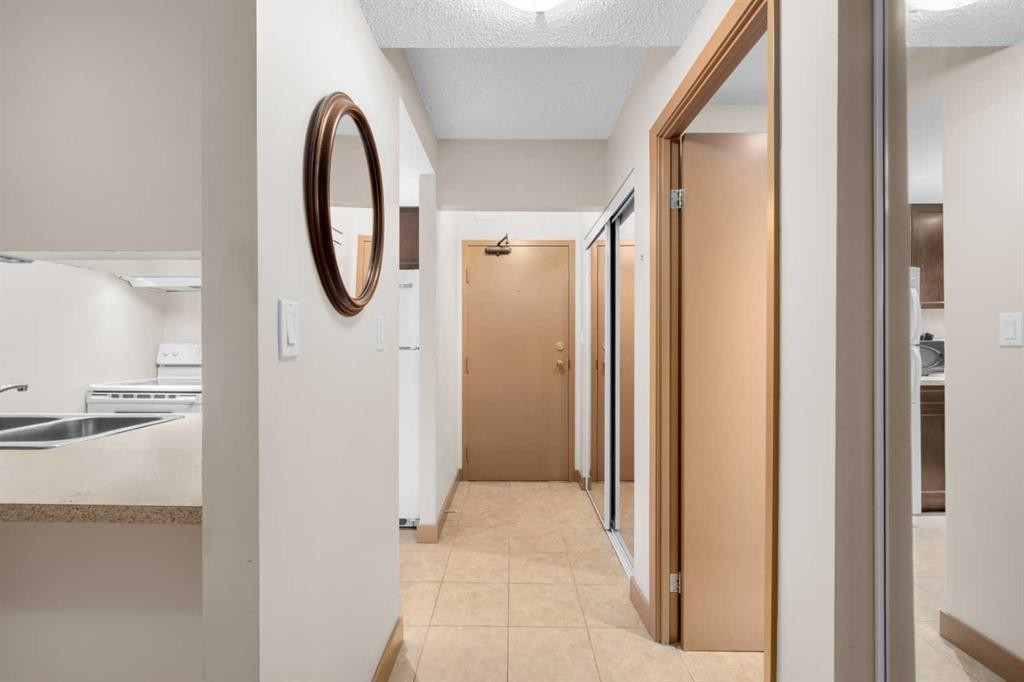 160-310 8 Street Sw, Calgary, AB - Indoor Photo Showing Other Room