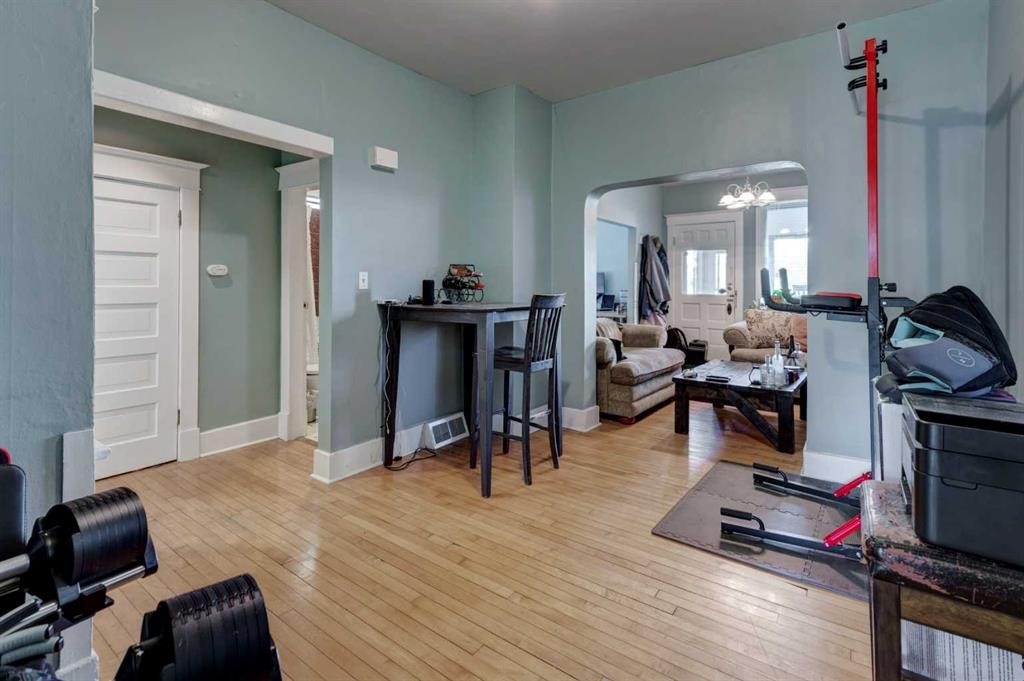 2213 8 Avenue Se, Calgary, AB - Indoor