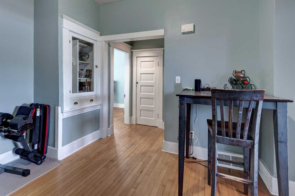 2213 8 Avenue Se, Calgary, AB - Indoor Photo Showing Other Room