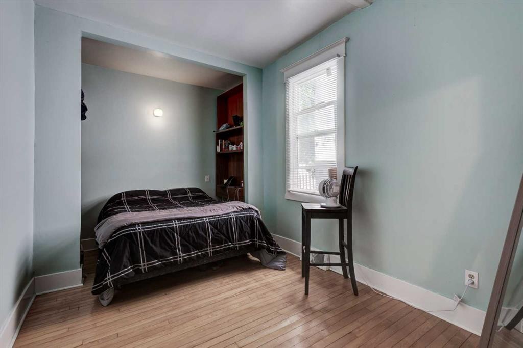 2213 8 Avenue Se, Calgary, AB - Indoor Photo Showing Bedroom